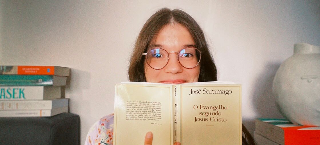 Amigos, “O Livro ‘tá na Mesa!”.